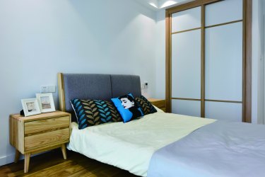 97平跃层/复式原木风卧室