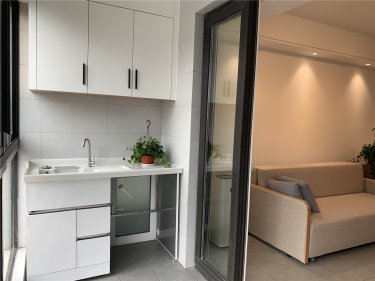 86平2室原木风阳台