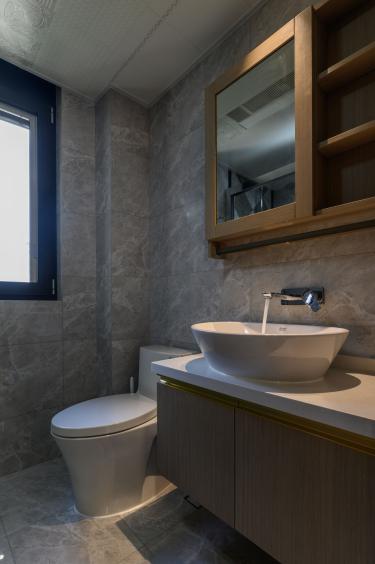 140平4室现代简约卫生间