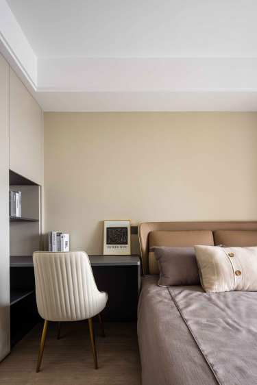 150平现代轻奢卧室