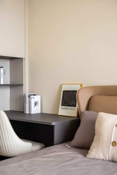 150平现代轻奢卧室