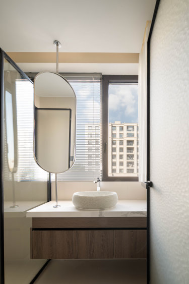 100平现代简约卫生间